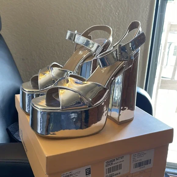 Chidori Metallic Platform Heels - Picture 1 of 7